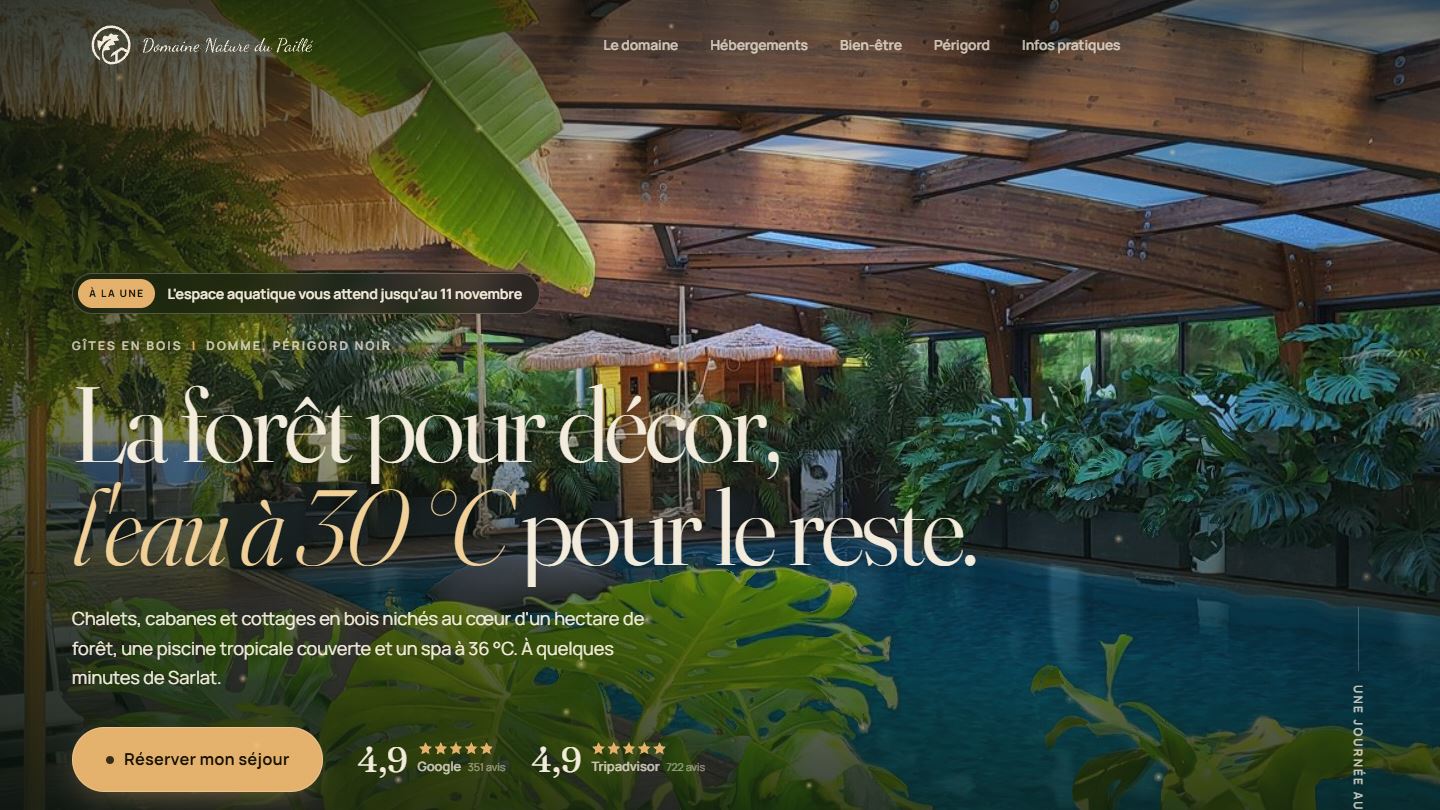 Accueil du site du Domaine Nature du Paillé : la piscine tropicale couverte sous sa charpente en bois